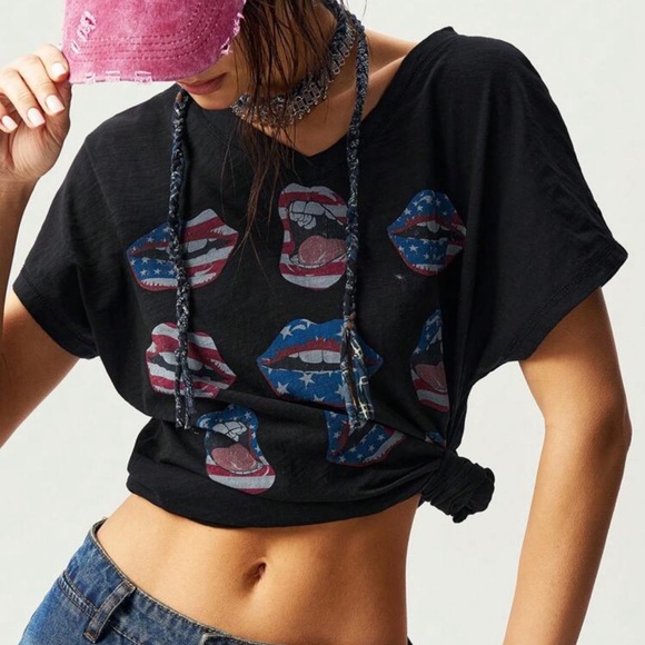 🔵 13) Women’s graphic lip T-shirt American flag graphic NWT small - Picture 4 of 7